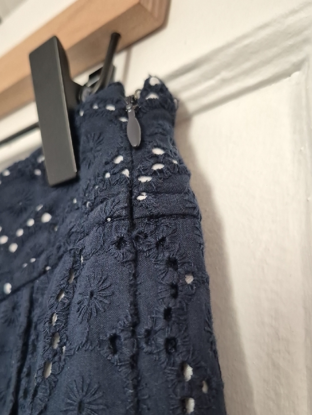 100%  Cotton Shell And Lining Navy Blue Eyelet Knee Length Midi Skirt Size 2 - Picture 12 of 12